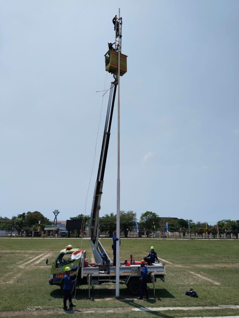Proses perbaikan roller tiang bendera di Lapangan Lang-Lang oleh petugas damkar. (PPID Disdamkartan Bontang)