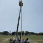 Proses perbaikan roller tiang bendera di Lapangan Lang-Lang oleh petugas damkar. (PPID Disdamkartan Bontang)