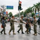 Ilustrasi Satpol PP amankan para anjal dan gepeng di lampu merah. (Bentangkaltim.com/AI).