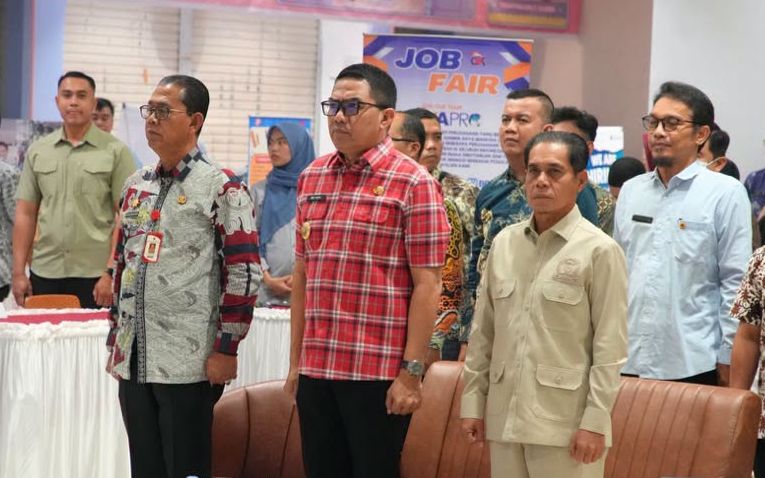 Ketua DPRD Samarinda, Helmi Abdullah saat menghadiri kegiatan job fair yang digelar Dinas Ketenagakerjaan Kota Samarinda. (Bentangkaltim.com/Is).