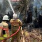 Petugas damkar saat memadamkan kebakaran lahan. (PPID Disdamkartan Bontang)