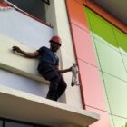 Proses evakuasi kucing di tempat tinggi oleh Damkar Bontang. (Ppid Disdamkartan Bontang)