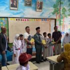Komisi A DPRD Bontang bagikan buku tulis dan tas sekolah yang dianggarkan oleh Pemkot Bontang. (Bentangkaltim.com/asr)