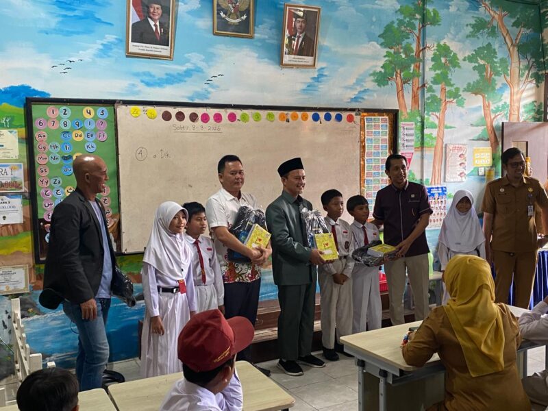 Komisi A DPRD Bontang bagikan buku tulis dan tas sekolah yang dianggarkan oleh Pemkot Bontang. (Bentangkaltim.com/asr)