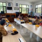 Komisi A DPRD Bontang bagikan buku tulis dan tas sekolah yang dianggarkan oleh Pemkot Bontang. (Bentangkaltim.com/asr)