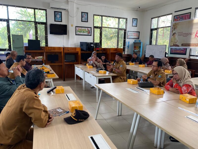 Komisi A DPRD Bontang bagikan buku tulis dan tas sekolah yang dianggarkan oleh Pemkot Bontang. (Bentangkaltim.com/asr)