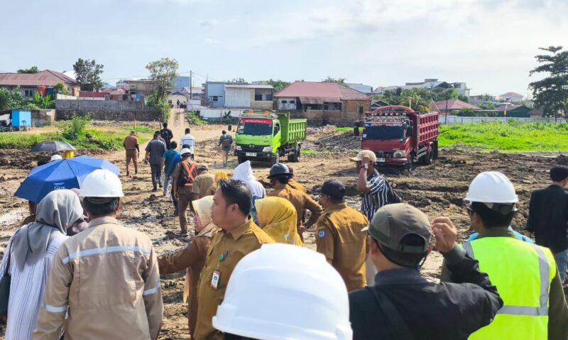 Ketua DPRD dan Komisi C meninjau lokasi pembangunan Polder Tanjung Laut.