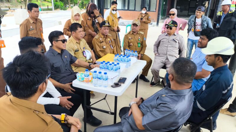 Ketua DPRD dan Komisi C mendengarkan aspirasi masyarakat sekitar proyek pembangunan Polder Tanjung Laut( Bentangkaltim.com/asr)