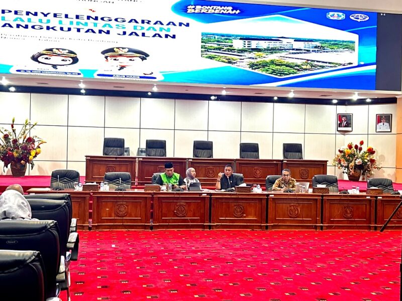 Komisi C DPRD Bontang bersama Dishub Bontang menggelar konsultasi publik terkait Raperda LLAJ. (Bentangkaltim.com/asr)