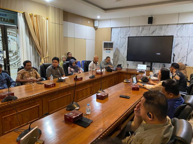 Pembahasan penanganan antrean kendaraan pengisi pertalite antara Pemkot, DPRD, dan pihak SPBU. (Bentangkaltim.com/asr)