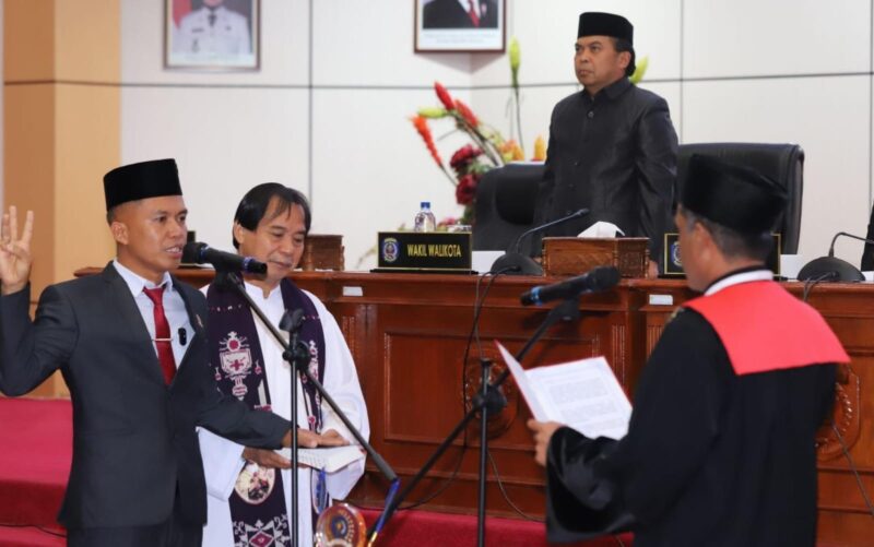 Proses pelantikan Joni Alla’ Padang menjadi wakil ketua DPRD Bontang. (Bentangkaltim.com/asr)