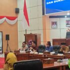 DPRD mendengarkan aspirasi masyarakat terkait dengan antrean kendaraan pengisi BBM jenis pertalite. (Bentangkaltim.com/asr)