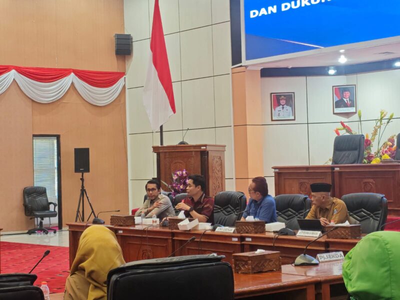 DPRD mendengarkan aspirasi masyarakat terkait dengan antrean kendaraan pengisi BBM jenis pertalite. (Bentangkaltim.com/asr)
