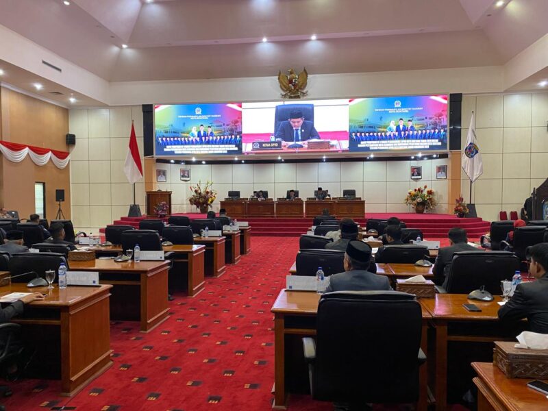 Anggota DPRD Bontang menghadiri rapat paripurna terkait penyampaian nota keuangan perubahan APBD. (Bentangkaltim.com/asr)
