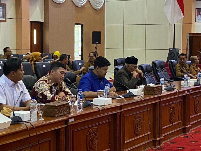 Ketua Fraksi PKB DPRD Bontang menyampaikan pandangan umum fraksinya dalam rapat paripurna. (Bentangkaltim.com/asr)