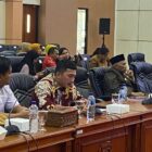 Anggota Fraksi Gerindra DPRD Bontang Risky Rusdiansyah membacakan pandangan umum fraksinya terkait nota keuangan atas Raperda Perubahan APBD Bontang 2026. (Bentangkaltim.com/asr)
