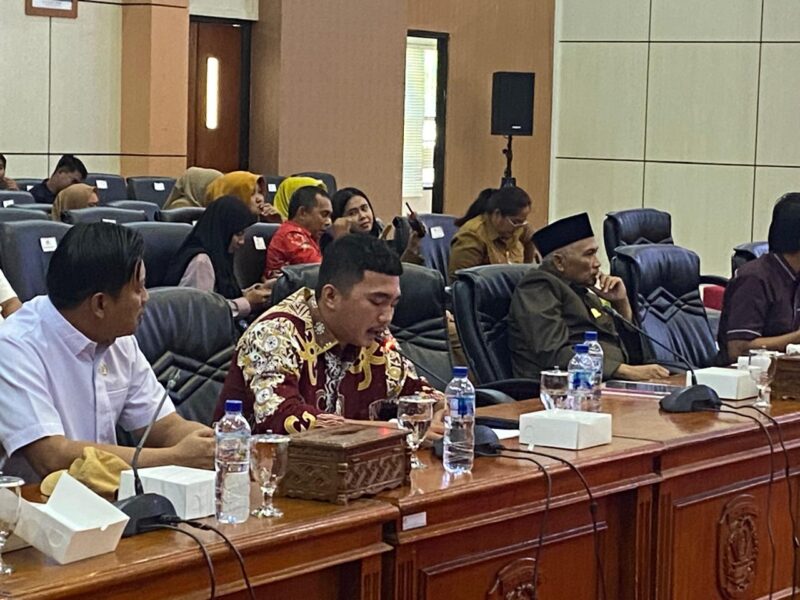Anggota Fraksi Gerindra DPRD Bontang Risky Rusdiansyah membacakan pandangan umum fraksinya terkait nota keuangan atas Raperda Perubahan APBD Bontang 2026. (Bentangkaltim.com/asr)
