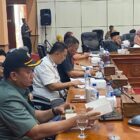 Anggota Fraksi ADB DPRD Bontang Muhammad Irfan membacakan pandangan umum fraksinya terkait nota keuangan atas Raperda Perubahan APBD Bontang 2026. (Bentangkaltim.com/asr)