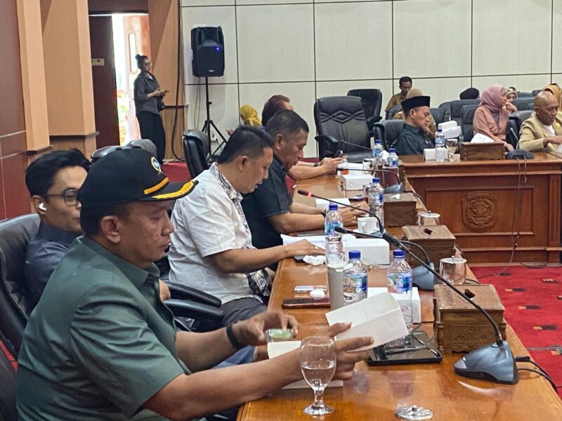 Anggota Fraksi ADB DPRD Bontang Muhammad Irfan membacakan pandangan umum fraksinya terkait nota keuangan atas Raperda Perubahan APBD Bontang 2026. (Bentangkaltim.com/asr)