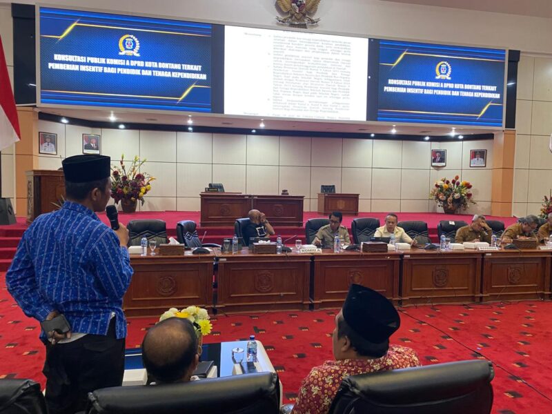 Komisi A DPRD Bontang memfasilitasi konsultasi publik terkait Raperda pemberian insentif bagi guru dan tenaga kependidikan. (Bentangkaltim.com/asr)