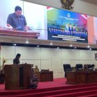 Sekretaris Fraksi Golkar DPRD Bontang Aloysius Roni membacakan pandangan fraksi tentang Perubahan Anggaran Pendapatan dan Belanja Daerah (APBD) Tahun Anggaran 2026. (Bentangkaltim.com/asr)
