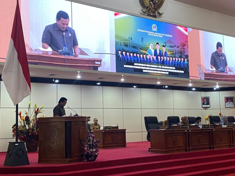 Sekretaris Fraksi Golkar DPRD Bontang Aloysius Roni membacakan pandangan fraksi tentang Perubahan Anggaran Pendapatan dan Belanja Daerah (APBD) Tahun Anggaran 2026. (Bentangkaltim.com/asr)