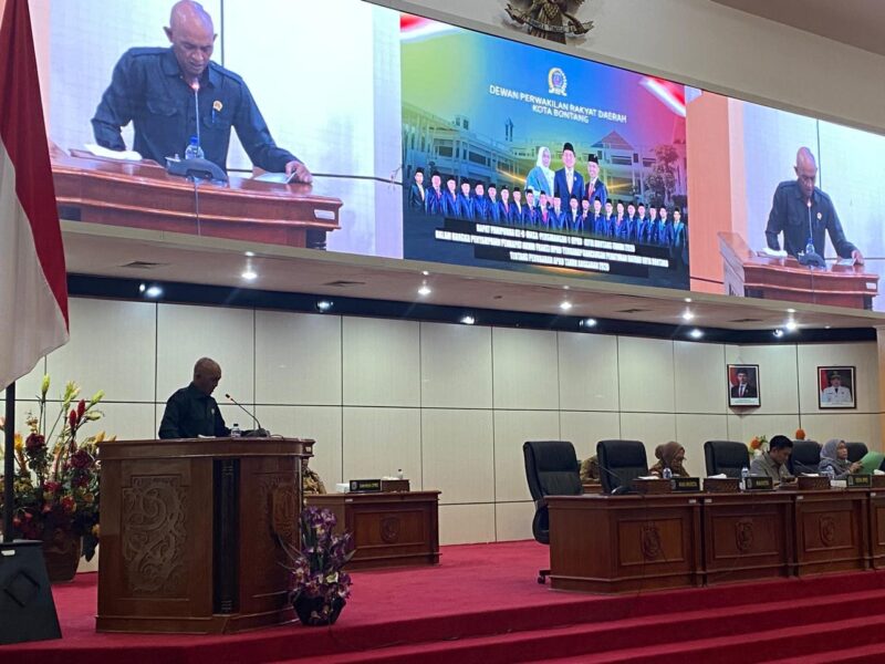 Anggota Fraksi PKB DPRD Bontang membacakan pandangan umum terkait raperda pembahasan Perubahan Anggaran Pendapatan dan Belanja Daerah (APBD) 2026. (Bentangkaltim.com/asr)