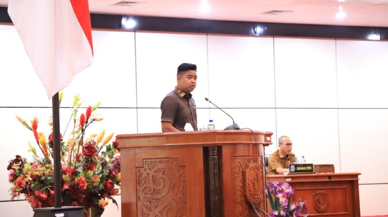 Anggota Fraksi Golkar DPRD Bontang Alfin Rausan Fikry membacakan pandangan umum atas Raperda APBD 2027. (Bentangkaltim.com/asr)