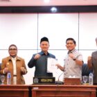 Anggota Fraksi PKS-NasDem Saeful Rizal menyerahkan dokumen pandangan fraksinya atas Raperda APBD 2027. (Bentangkaltim.com/asr)