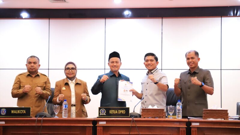 Anggota Fraksi PKS-NasDem Saeful Rizal menyerahkan dokumen pandangan fraksinya atas Raperda APBD 2027. (Bentangkaltim.com/asr)