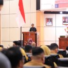Sekretaris Fraksi Gerindra DPRD Bontang Heri Keswanto membacakan pandangan umum fraksi atas Raperda APBD 2027 di rapat paripurna. (Bentangkaltim.com/asr)