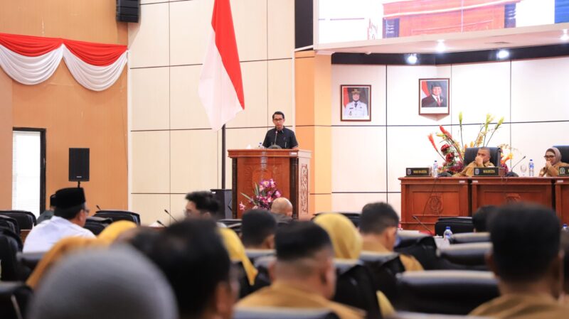 Sekretaris Fraksi Gerindra DPRD Bontang Heri Keswanto membacakan pandangan umum fraksi atas Raperda APBD 2027 di rapat paripurna. (Bentangkaltim.com/asr)