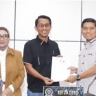 Dokumen pandangan fraksi Gerindra atas Raperda APBD 2027 diserahkan ke pimpinan DPRD Bontang. (Bentangkaltim.com/asr)