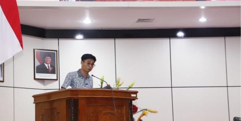 Ketua Fraksi PDI Perjuangan DPRD Bontang Winardi membacakan pandangan umum atas Raperda APBD 2027 melalui rapat paripurna. (Bentangkaltim.com/asr)