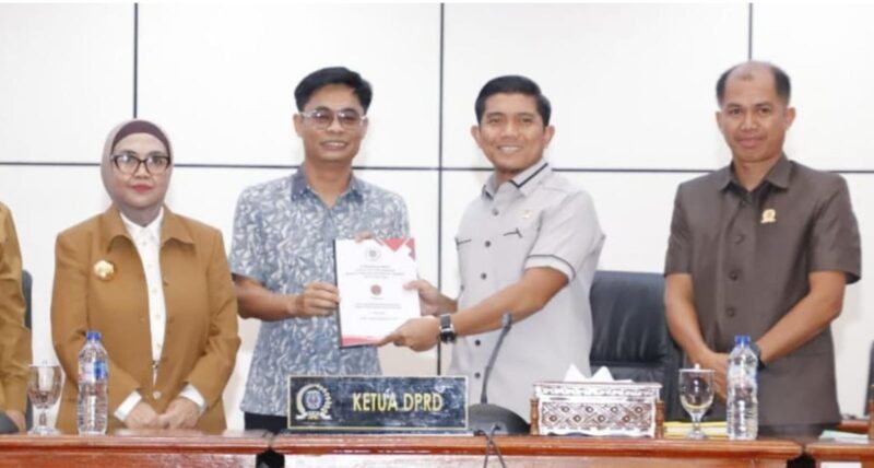Ketua Fraksi PDI Perjuangan menyerahkan dokumen pandangan fraksi ke pimpinan DPRD Bontang. (Bentangkaltim.com/asr)