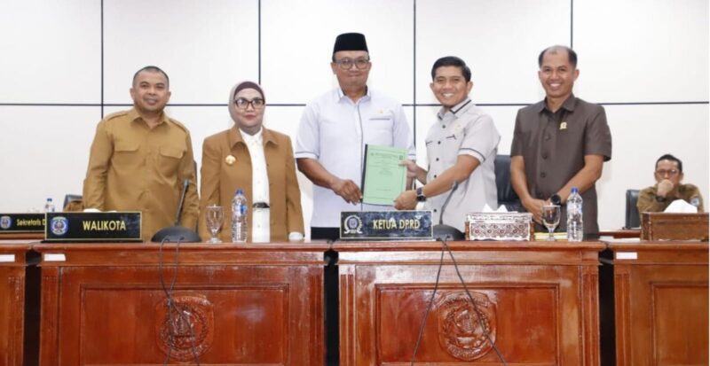 Sekretaris Fraksi PKB DRPD Bontang menyerahkan dokumen pandangan fraksinya atas Raperda APBD 2027. (Bentangkaltim.com/asr)