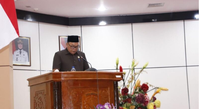 Wakil Ketua Fraksi ADB DPRD Bontang Sumardi membacakan pandangan fraksinya atas Raperda APBD 2027. (Bentangkaltim.com/asr)