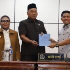 Dokumen pandangan Fraksi ADB DPRD Bontang atas Raperda APBD 2027 diserahkan kepada unsur pimpinan. (Bentangkaltim.com/asr)
