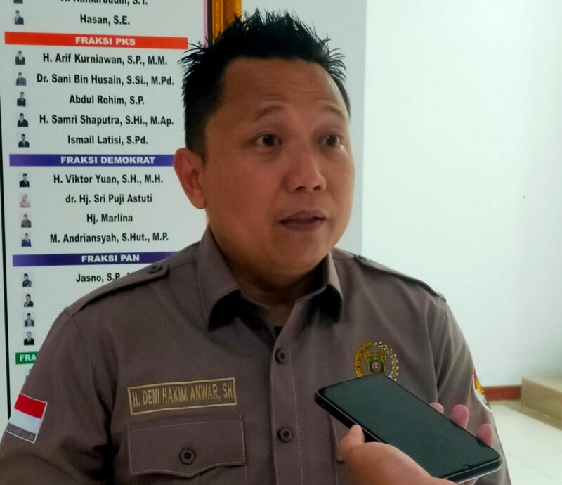 Ketua Komisi III DPRD Kota Samarinda, Deni Hakim Anwar saat diwawancara media. (Bentangkaltim.com/ist).