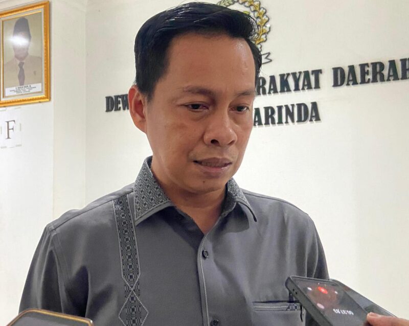 Sekretaris Komisi I DPRD Kota Samarinda, Ronal Stephen Lonteng saat diwawancarai media. (Bentangkaltim.com/ist).