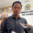 Sekretaris Komisi I DPRD Kota Samarinda, Ronal Stephen Lonteng saat diwawancarai media. (Bentangkaltim.com/ist).