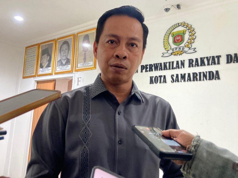 Sekretaris Komisi I DPRD Kota Samarinda, Ronal Stephen Lonteng saat diwawancarai media. (Bentangkaltim.com/ist).
